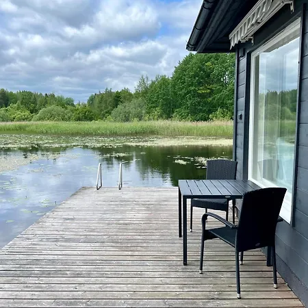 Laituri Enaejaerven Rannalla