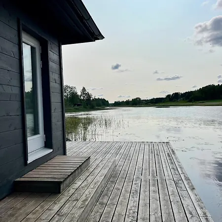 Laituri Enaejaerven Rannalla *