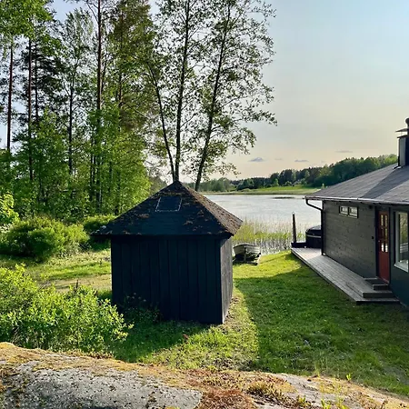 Laituri Enaejaerven Rannalla