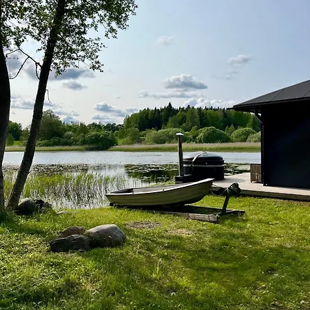 Laituri Enaejaerven Rannalla Alpesi faház