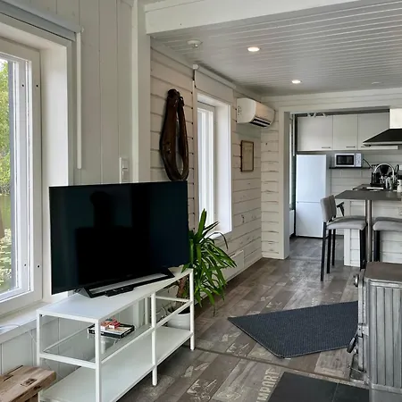 Alpesi faház Laituri Enaejaerven Rannalla