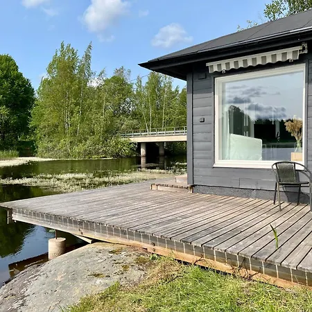 Alpesi faház Laituri Enaejaerven Rannalla *